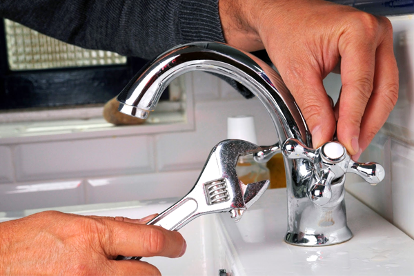 Sửa chữa đường ống nước bị rò rỉ đường Nguyễn Đức Cảnh