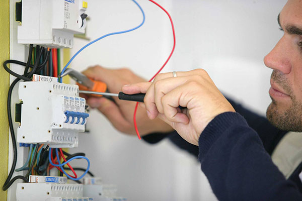 Nguyên nhân và cách khắc phục aptomat thỉnh thoảng bị nhảy