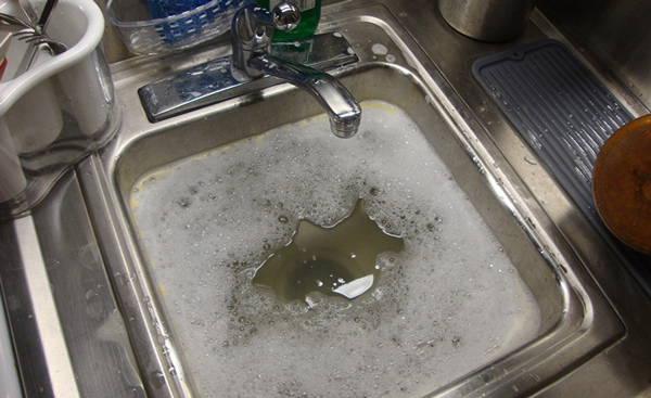 Nguyên nhân và cách khắc phục bồn rửa bát bị tắc