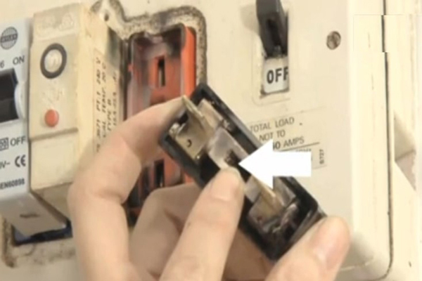 Cách khắc phục cháy nổ cầu chì