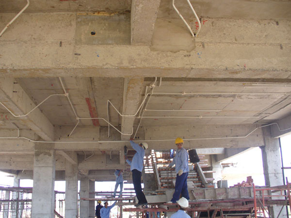 Có nên đi dây điện qua cột bê tông
