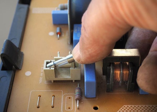 Nguyên nhân và cách khắc phục cháy cầu chì