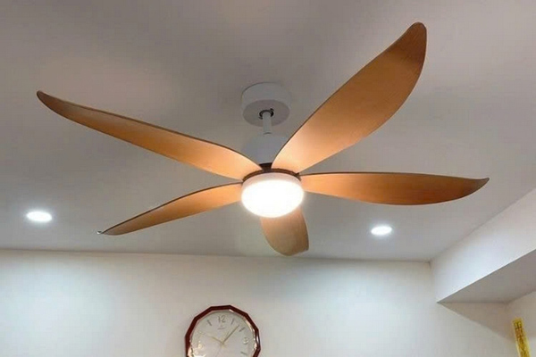 Nguyên nhân và cách khắc phục quạt trần quay nhưng không mát