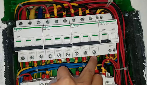 Phương pháp khắc phục aptomat không bật lên được